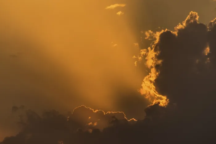 Impresión enmarcada : Atmósfera nublada dramática en luz de la tarde.