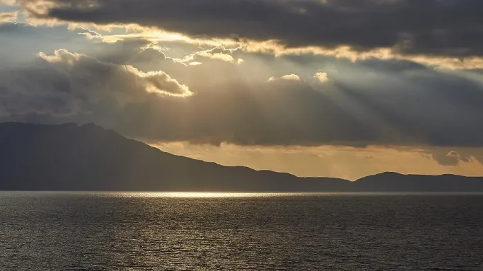 Impresión enmarcada : Cielo nocturno con nubes dramáticas, rayos del sol quebrando a través de las nubes. Impresión enmarcada : Cielo nocturno con nubes dramáticas, rayos del sol quebrando a través de las nubes.