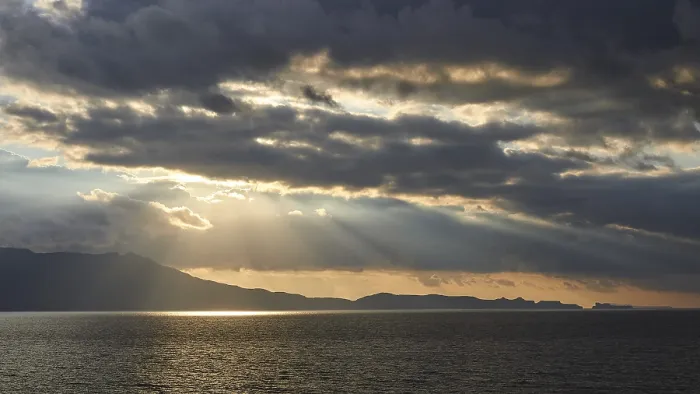 Impresión enmarcada : Cielo nocturno nublado dramático, rayos del sol quebrando a través de las nubes.