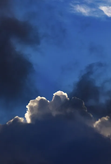 Impresión enmarcada : Cielo nuboso dramático con nubes (cumulus). Impresión enmarcada : Cielo nuboso dramático con nubes (cumulus).