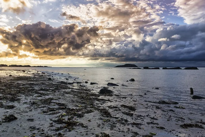 Impresión enmarcada : Cielo nublado dramático sobre la costa. Impresión enmarcada : Cielo nublado dramático sobre la costa.