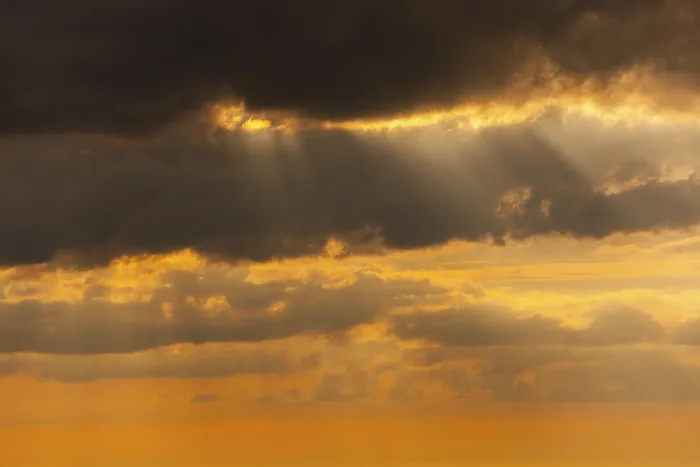 Impresión enmarcada : Cielo nublado dramático en la noche.
