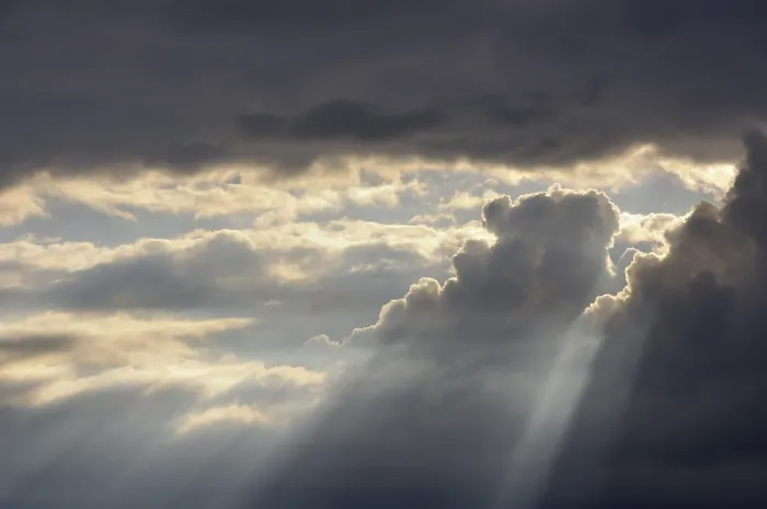 Impresión enmarcada : Cielo nublado dramático con rayos del sol.