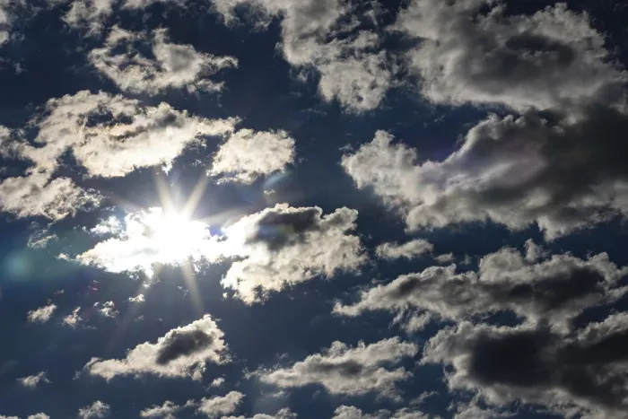 Impresión enmarcada : Cielo nublado dramático con rayos de sol. Impresión enmarcada : Cielo nublado dramático con rayos de sol.
