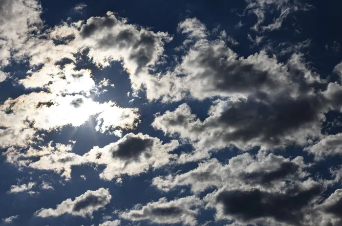 Impresión enmarcada : Cielo nublado dramático con rayos de sol.