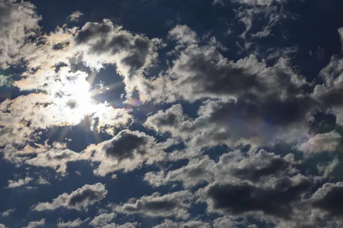 Impresión enmarcada : Cielo nuboso dramático con rayos de sol. Impresión enmarcada : Cielo nuboso dramático con rayos de sol.
