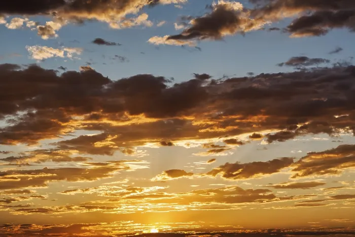 Impresión enmarcada : Cielo nublado dramático al atardecer, iluminación por detrás. Impresión enmarcada : Cielo nublado dramático al atardecer, iluminación por detrás.