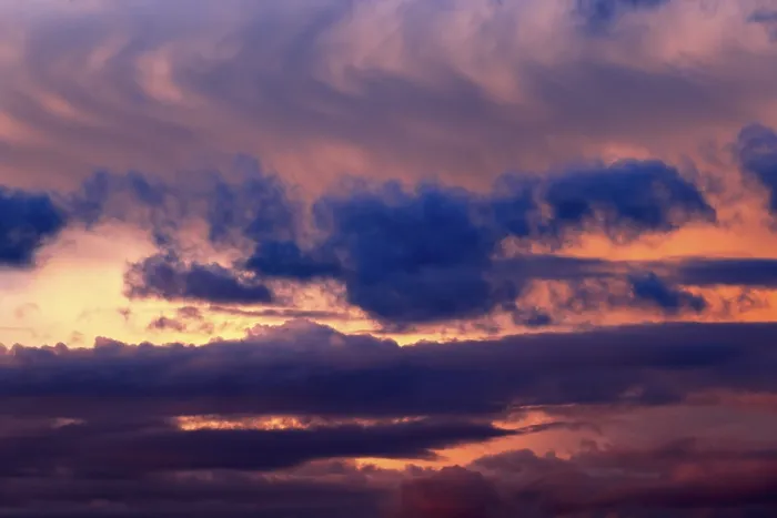 Impresión enmarcada : Cielo nocturno dramático con nubes. Impresión enmarcada : Cielo nocturno dramático con nubes.