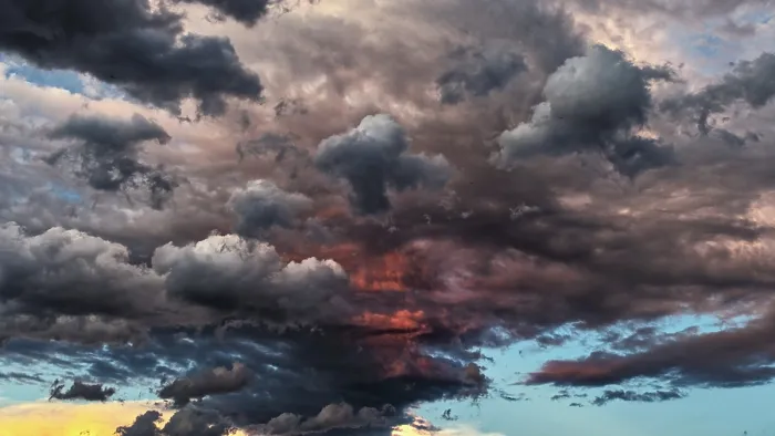 Impresión enmarcada : Cielo nocturno dramático con nubes tormentosas.