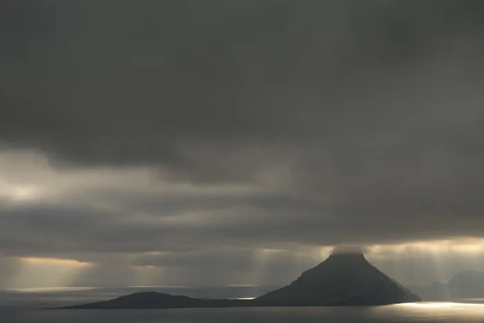Impresión enmarcada : Iluminación dramática, nubes bajas. Impresión enmarcada : Iluminación dramática, nubes bajas.