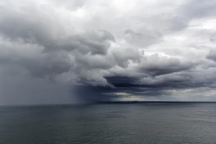 Impresión enmarcada : Nubes de lluvia dramáticas sobre el mar.