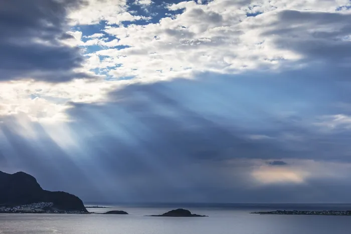 Impresión enmarcada : Cielo dramático con rayos del sol sobre el mar. Impresión enmarcada : Cielo dramático con rayos del sol sobre el mar.