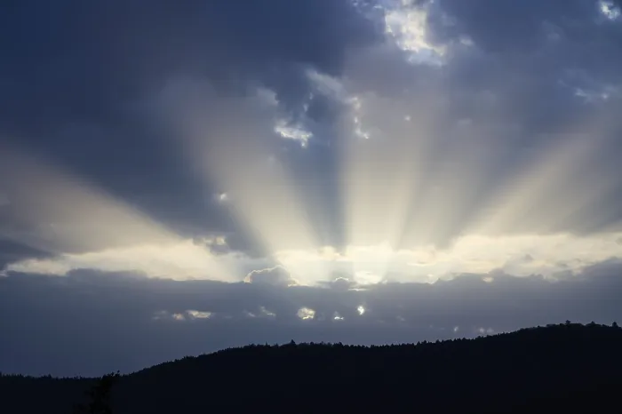 Impresión enmarcada : Cielo dramático con rayos de sol que se filtran. Impresión enmarcada : Cielo dramático con rayos de sol que se filtran.