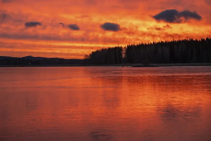 Impresión enmarcada : Un atardecer dramático sobre un lago tranquilo.