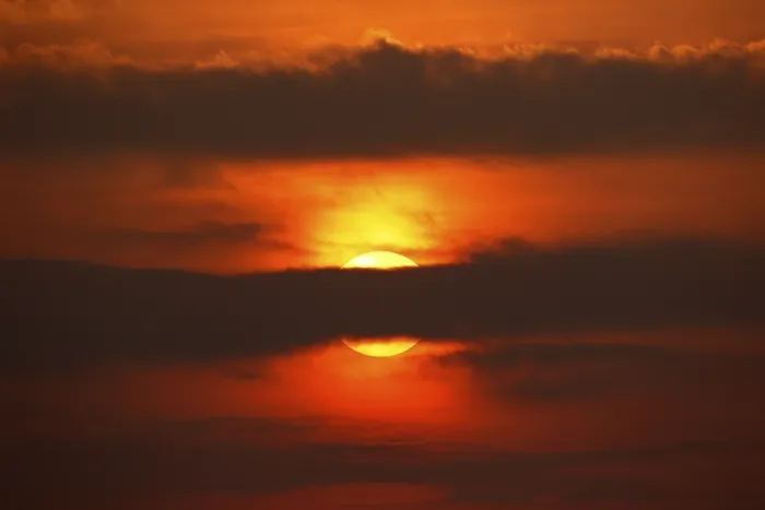 Impresión enmarcada : Puesta de sol dramática detrás de las nubes, Schleswig-Holstein.