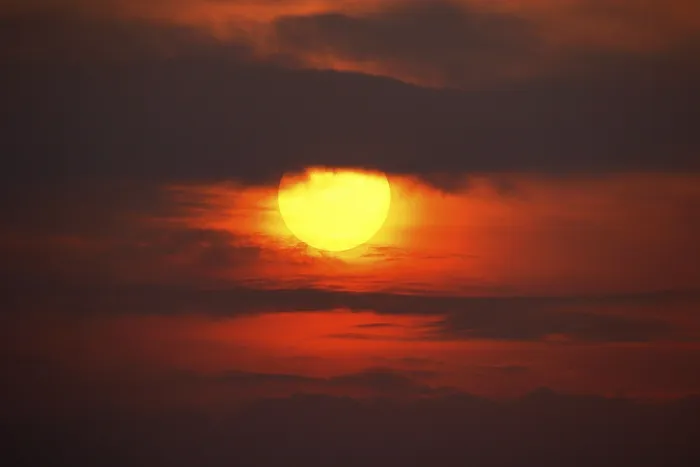 Impresión enmarcada : Puesta de sol dramática detrás de las nubes, Schleswig-Holstein. Impresión enmarcada : Puesta de sol dramática detrás de las nubes, Schleswig-Holstein.