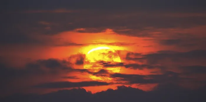 Impresión enmarcada : Puesta de sol dramática detrás de nubes, Schleswig-Holstein. Impresión enmarcada : Puesta de sol dramática detrás de nubes, Schleswig-Holstein.