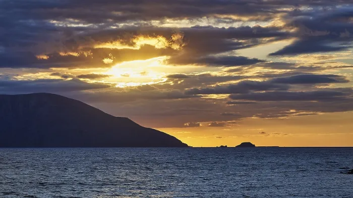 Impresión enmarcada : Un atardecer dramático con nubes sobre el mar. Impresión enmarcada : Un atardecer dramático con nubes sobre el mar.