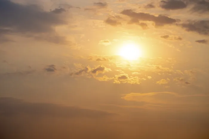 Impresión enmarcada : Puesta de sol dramática con nubes y sol. Impresión enmarcada : Puesta de sol dramática con nubes y sol.