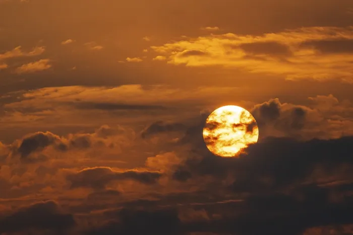 Impresión enmarcada : Puesta de sol dramática con nubes y sol. Impresión enmarcada : Puesta de sol dramática con nubes y sol.