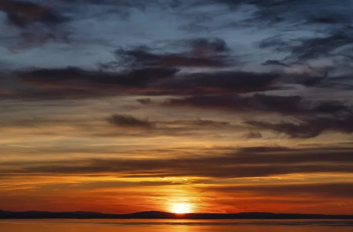 Impresión enmarcada : Puesta de sol dramática sobre el lago, nubes. Impresión enmarcada : Puesta de sol dramática sobre el lago, nubes.