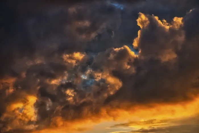 Impresión enmarcada : Atmósfera de tormenta dramática al atardecer. Impresión enmarcada : Atmósfera de tormenta dramática al atardecer.