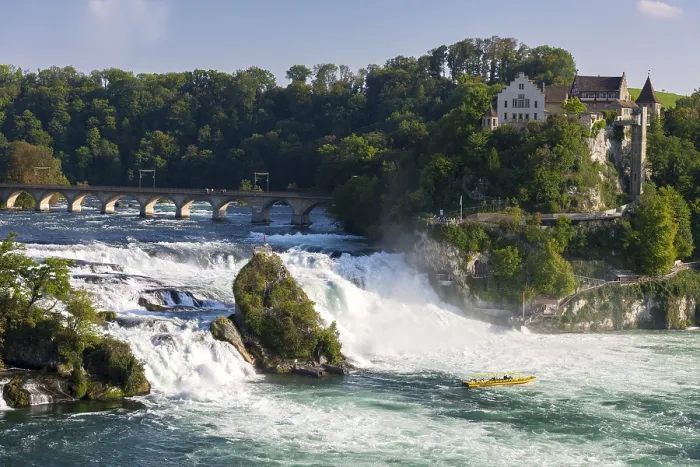 Impresión enmarcada : Cascada dramática con puente. Impresión enmarcada : Cascada dramática con puente.