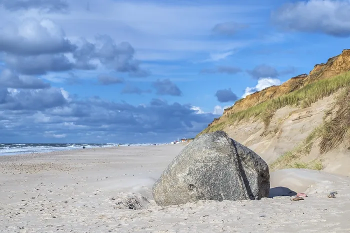 Impresión enmarcada : Piedra errática en la playa.