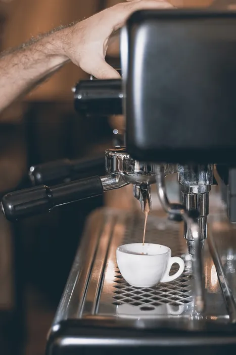 Impresión enmarcada : Máquina de espresso preparando café.