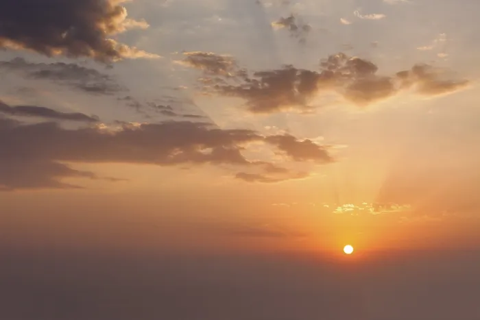 Impresión enmarcada : Cielo del atardecer con sol y nubes dramáticas.