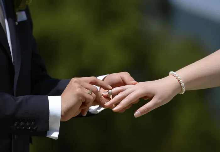 Impresión enmarcada : Intercambio de anillo de boda. Impresión enmarcada : Intercambio de anillo de boda.