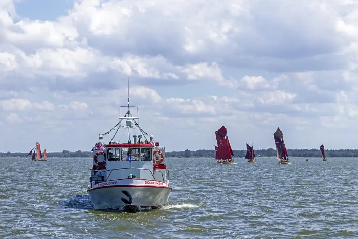Impresión enmarcada : Barco de excursión, Zeesboot, Wustrow.