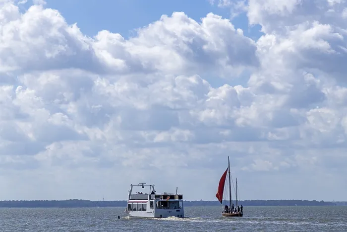 Impresión enmarcada : Barco de Excursión en el Mar, Wustrow, Mecklemburgo-Pomerania Occidental, Alemania Impresión enmarcada : Barco de Excursión en el Mar, Wustrow, Mecklemburgo-Pomerania Occidental, Alemania