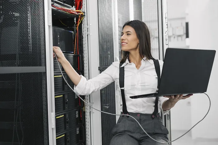Impresión enmarcada : Experto en informática revisando servidor de supercomputadora. Impresión enmarcada : Experto en informática revisando servidor de supercomputadora.