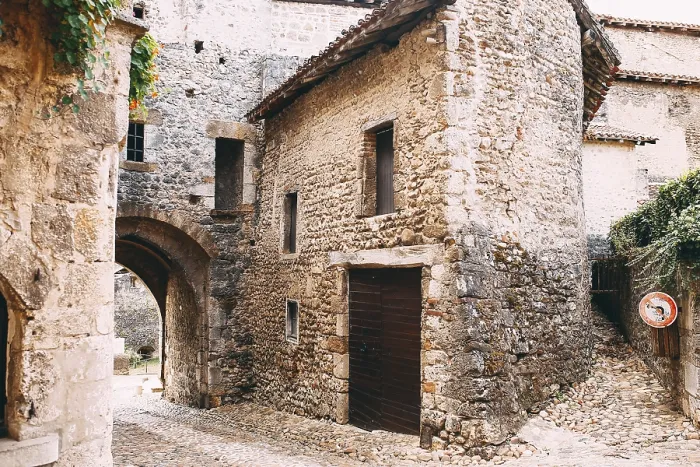 Impresión enmarcada : Fachada de edificios antiguos de piedra en Perouges, Francia. Impresión enmarcada : Fachada de edificios antiguos de piedra en Perouges, Francia.