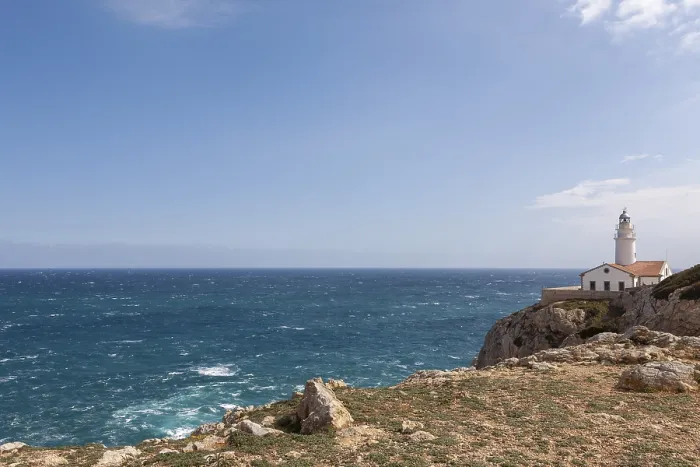 Impresión enmarcada : Faro de Capdepera, acantilados. Impresión enmarcada : Faro de Capdepera, acantilados.