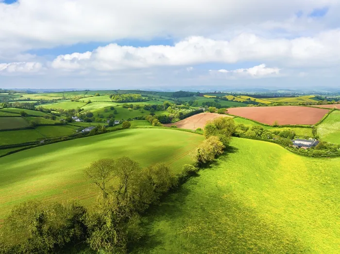 Impresión enmarcada : Campos y granjas desde un dron, Devon. Impresión enmarcada : Campos y granjas desde un dron, Devon.