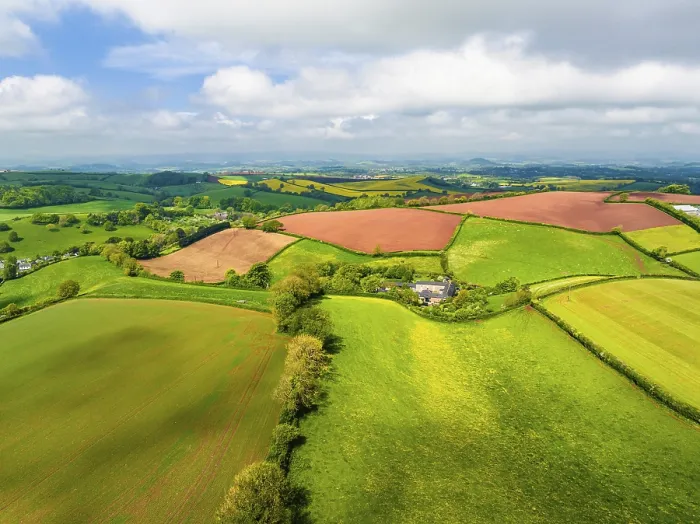 Impresión enmarcada : Campos y granjas desde un dron, Devon.