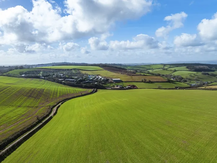 Impresión enmarcada : Campos y granjas desde un dron, Devon.