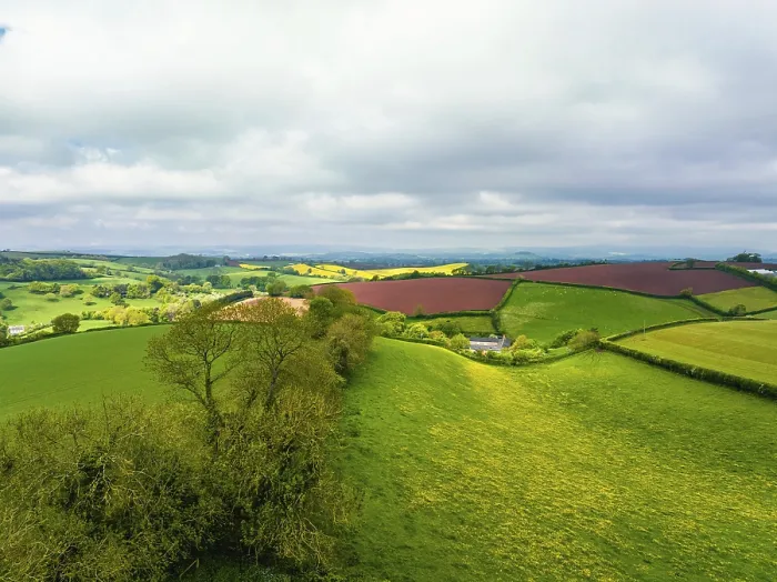 Impresión enmarcada : Campos y granjas desde un dron, Devon.