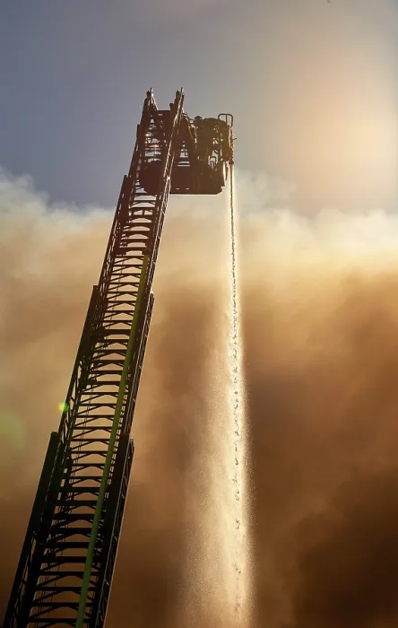 Impresión enmarcada : Bombero en acción.