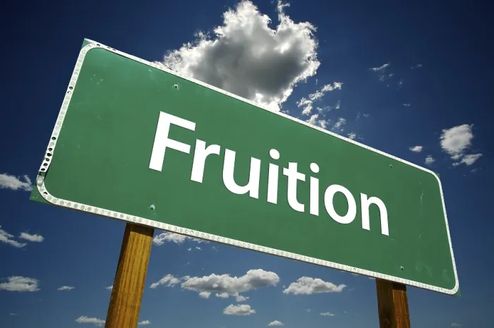 Impresión enmarcada : Señal de Fruition con nubes dramáticas y cielo. Impresión enmarcada : Señal de Fruition con nubes dramáticas y cielo.