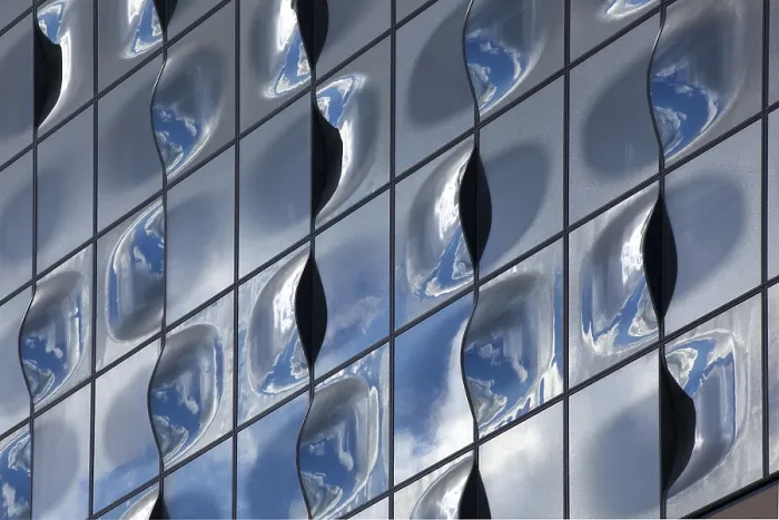 Impresión enmarcada : Fachada de vidrio con reflejo de nubes. Impresión enmarcada : Fachada de vidrio con reflejo de nubes.