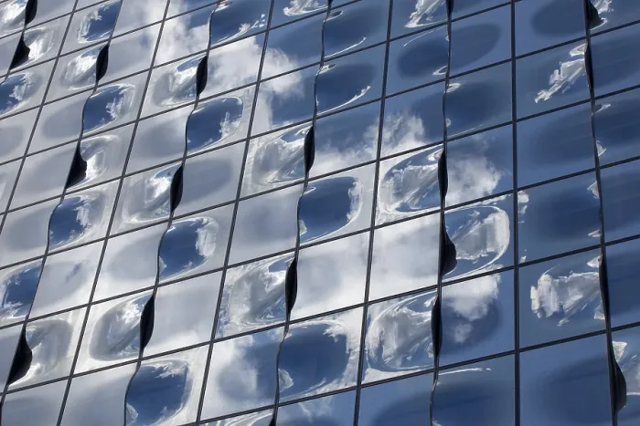 Impresión enmarcada : Fachada de vidrio con reflejo de nubes. Impresión enmarcada : Fachada de vidrio con reflejo de nubes.