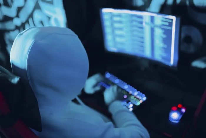 Impresión enmarcada : Un hacker utilizando software de virus de malware, código binario y interfaz digital verde. Impresión enmarcada : Un hacker utilizando software de virus de malware, código binario y interfaz digital verde.