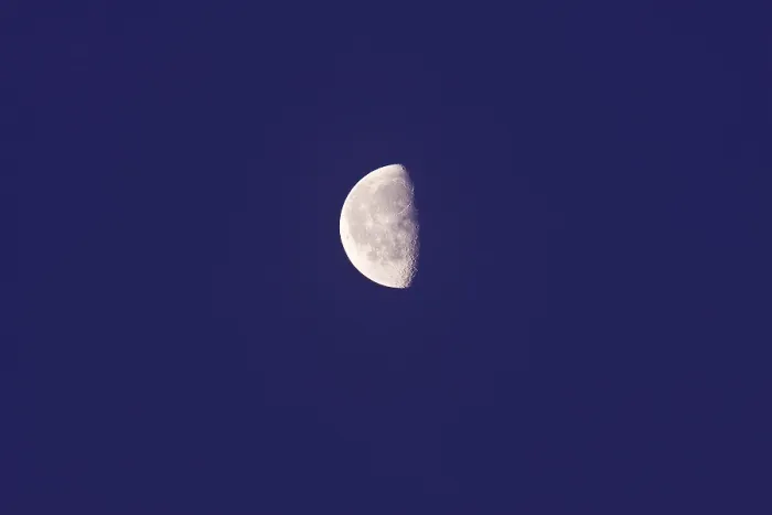 Impresión enmarcada : Media luna. Impresión enmarcada : Media luna.