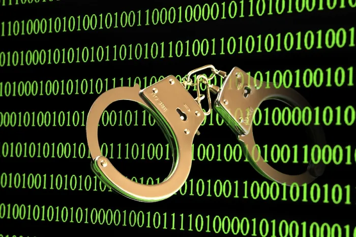 Impresión enmarcada : 'Restricciones de mano con código binario, símbolo de imagen del ciberdelito'.