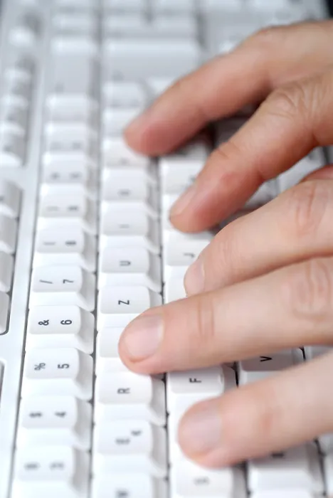 Impresión enmarcada : Manos sobre teclado de computadora. Impresión enmarcada : Manos sobre teclado de computadora.
