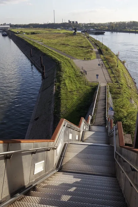 Impresión enmarcada : Haniel pisa el puente Friedrich Ebert.
