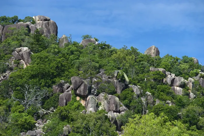 Impresión enmarcada : Colina con rocas de granito, piedra.